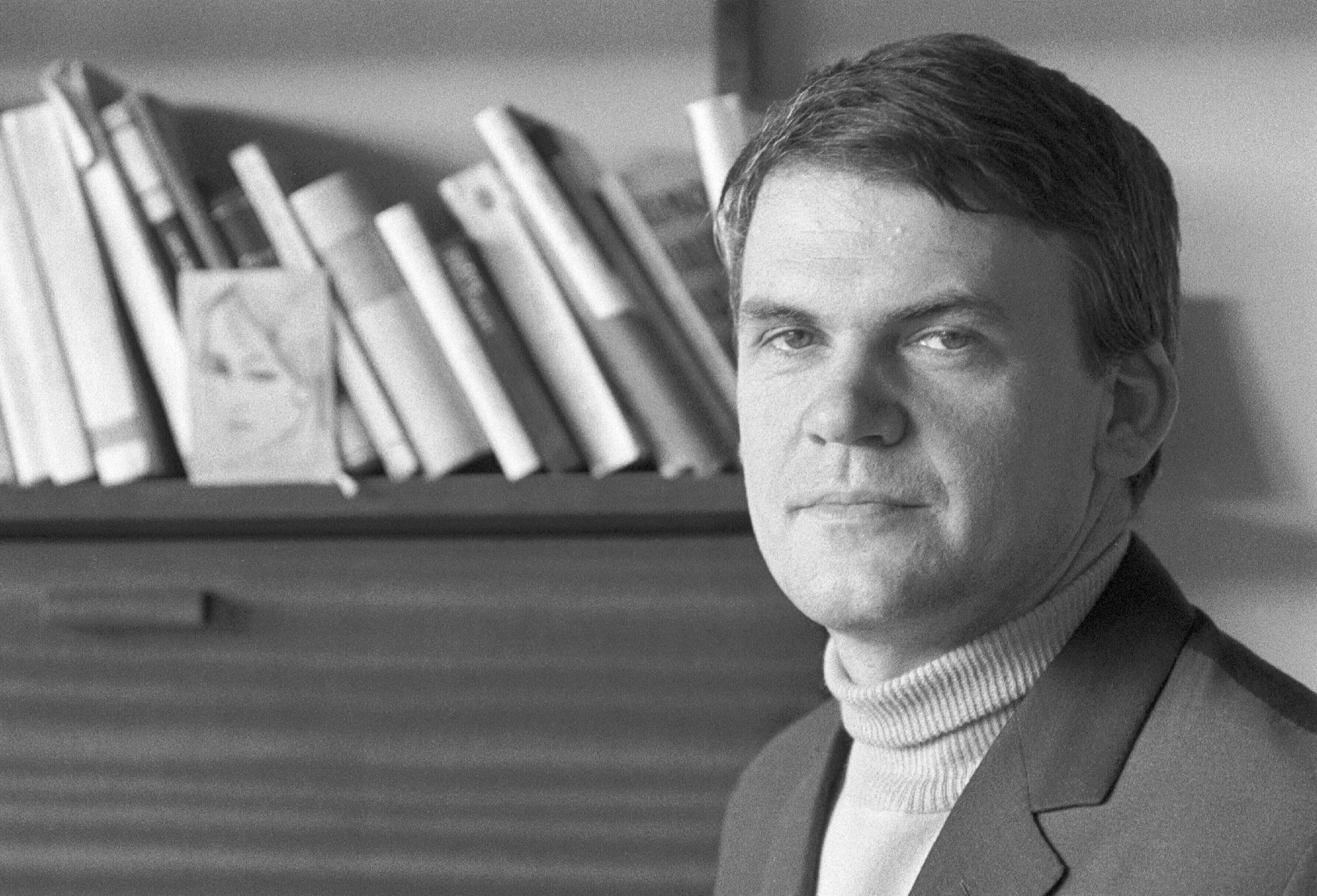 ¿Quién fue Milan Kundera, el escritor de La insoportable levedad del ser, que ha muerto a los 94 años?