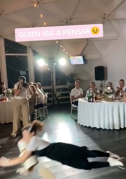 Se cae con todo y pastel en plena fiesta