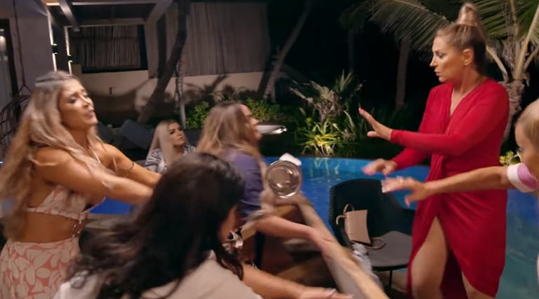 Mayeli Alonso y Sandra Vidal peleando en Rica Famosa Latina.