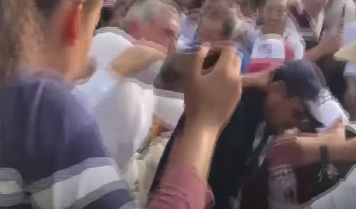 Adán Augusto López empuja a asistente a mitin en Colima