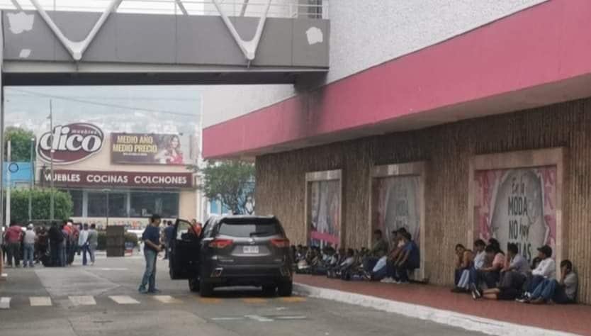 CNTE bloquea plazas comerciales en Tuxtla Gutiérrez