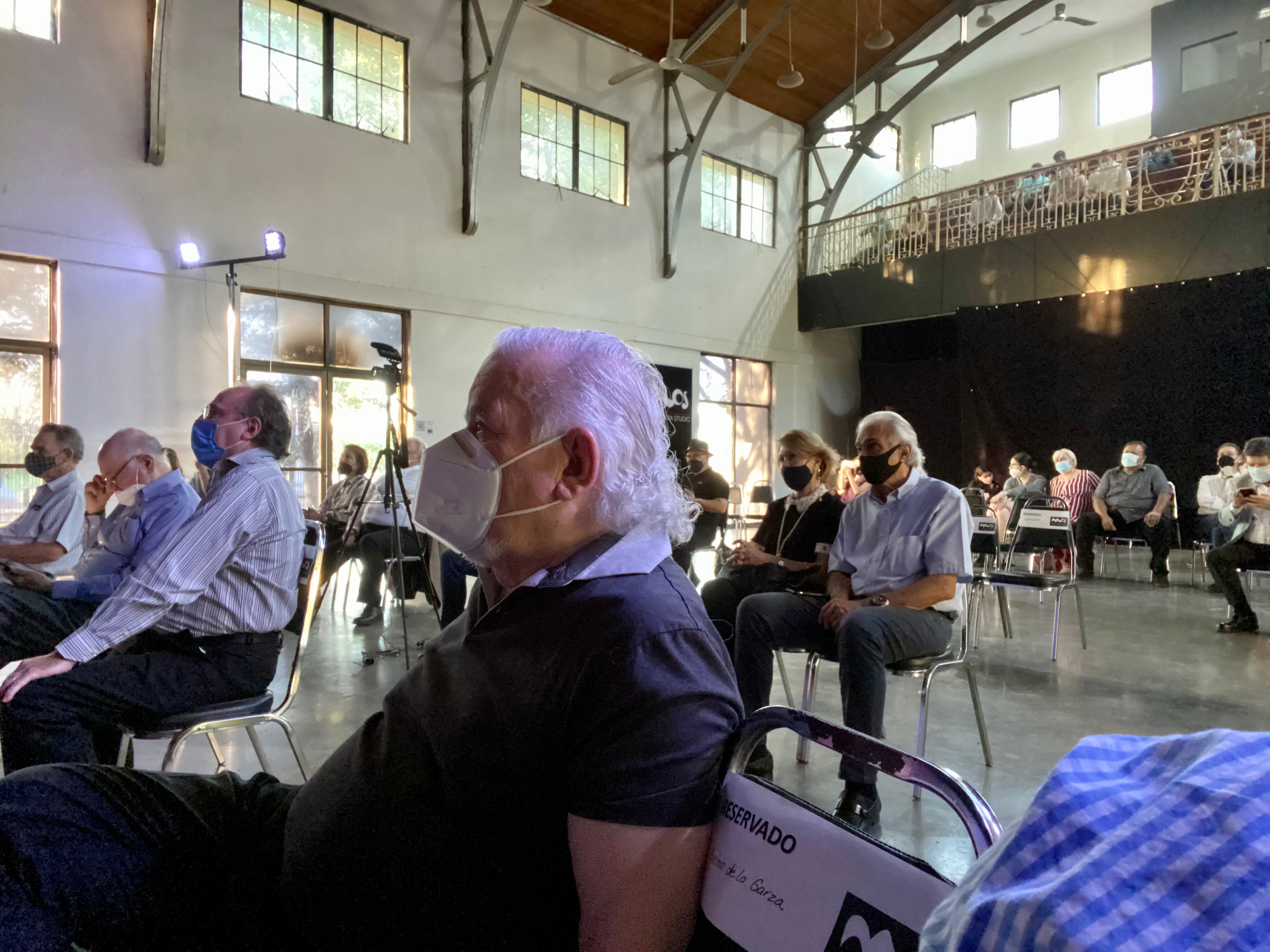 En primer plano, Gustavo M. de la Garza y a su derecha Alejandro Pérez, promotores de MOS.