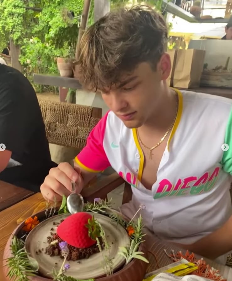 Salma Hayek presume a su hijastro Augustin James en vacaciones de familia