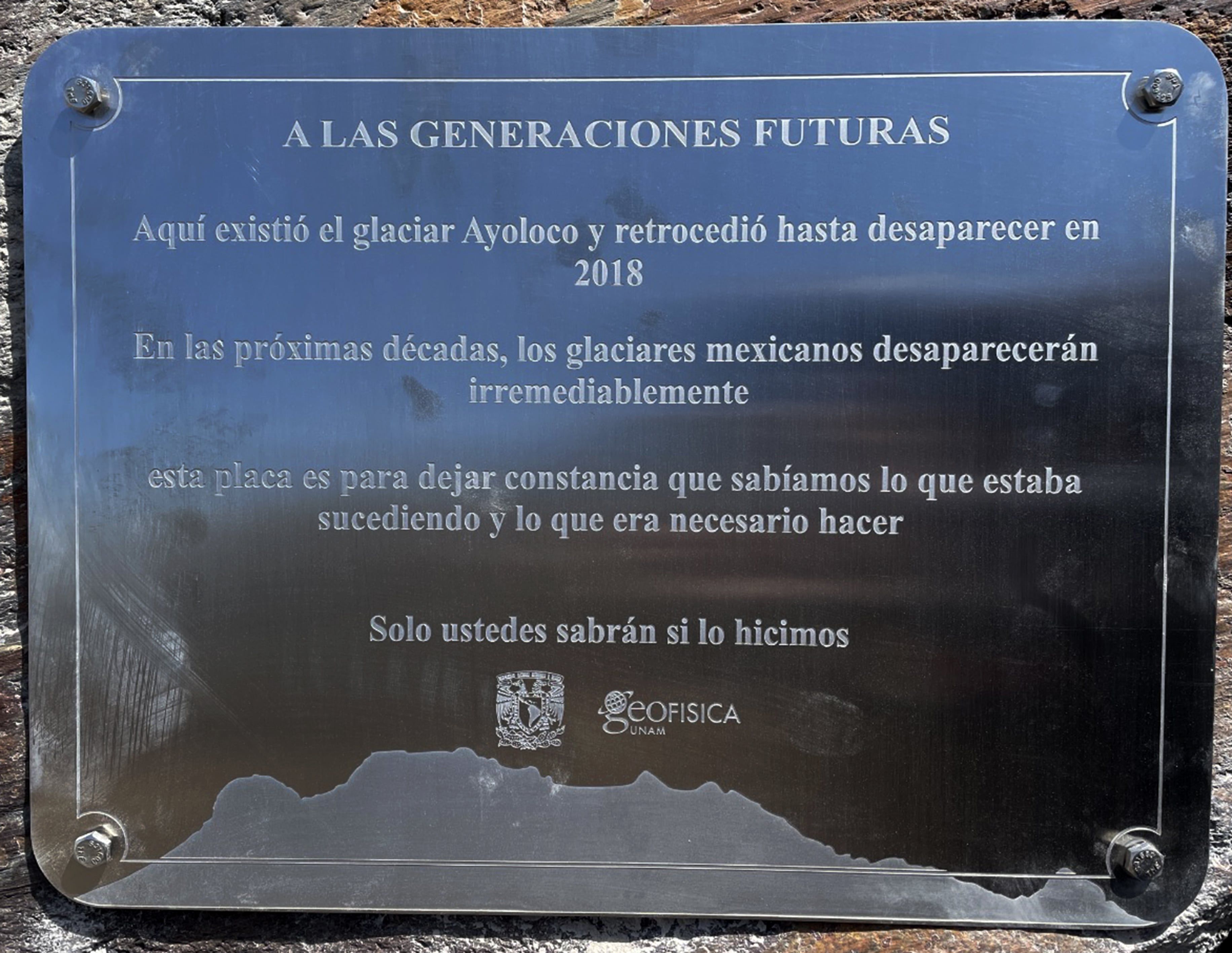 Glaciar Ayoloco. Placa con triste mensaje, UNAM