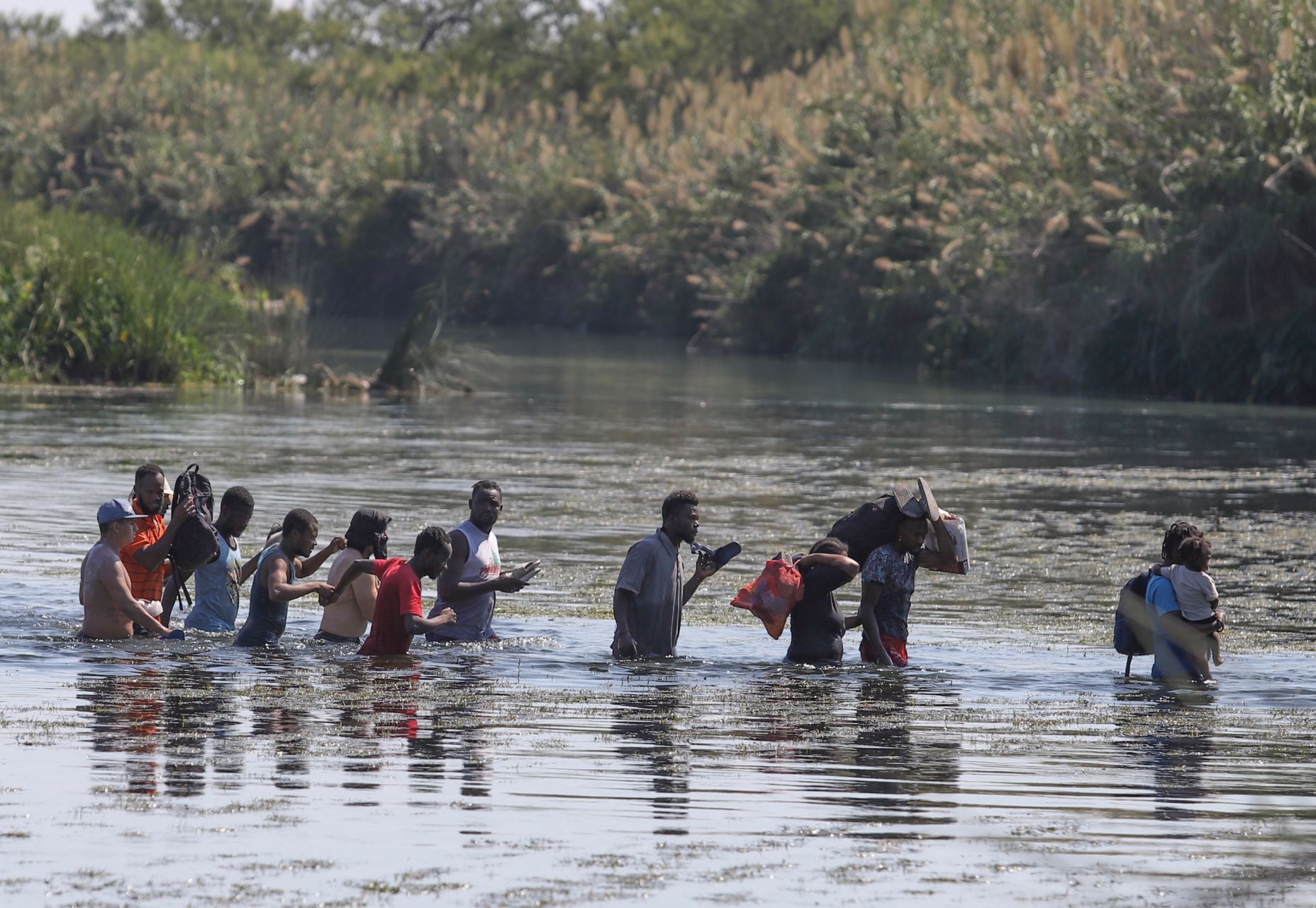 Mueren 8 migrantes al intentar cruzar el Río Bravo; la corriente arrastró a 50