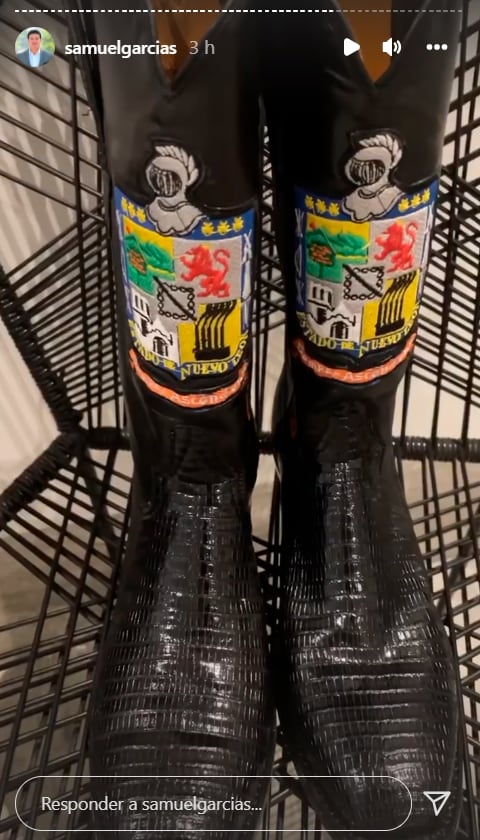 Samuel García presume botas