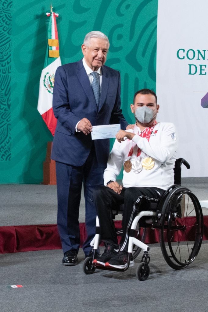 AMLO entrega cheque