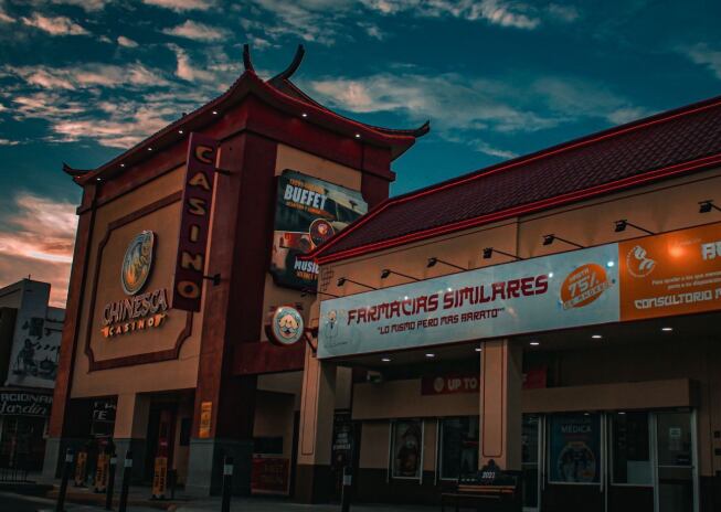 Farmacias Similares temáticas con Dr. Simi oriental