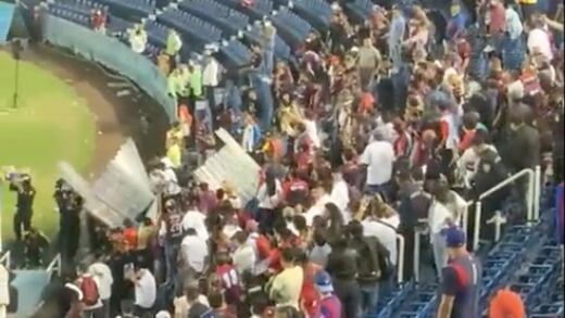 VIDEO: Aficionados del Atlante explotan y no deja que jugadores del Atlético Morelia vayan el vestidor