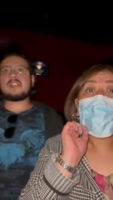 Se niega a usar cubrebocas en el cine