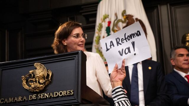 Durante la intervención de Lilly Téllez, quien se opone a la reforma al Poder Judicial, una senadora de Morena mostró un cartel con la leyenda "La Reforma Va"