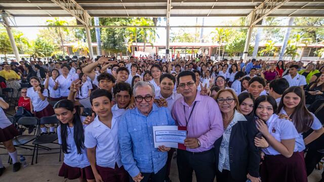 Rubén Rocha entrega mobiliario escolar en Sinaloa