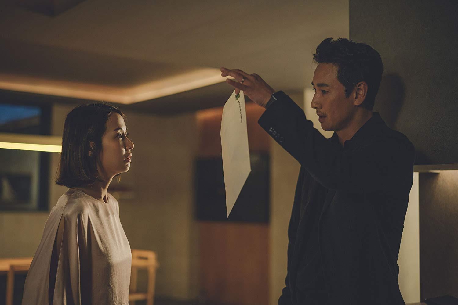 Lee Sun-Kyun y Cho Yeo-jeong en la película Parásitos