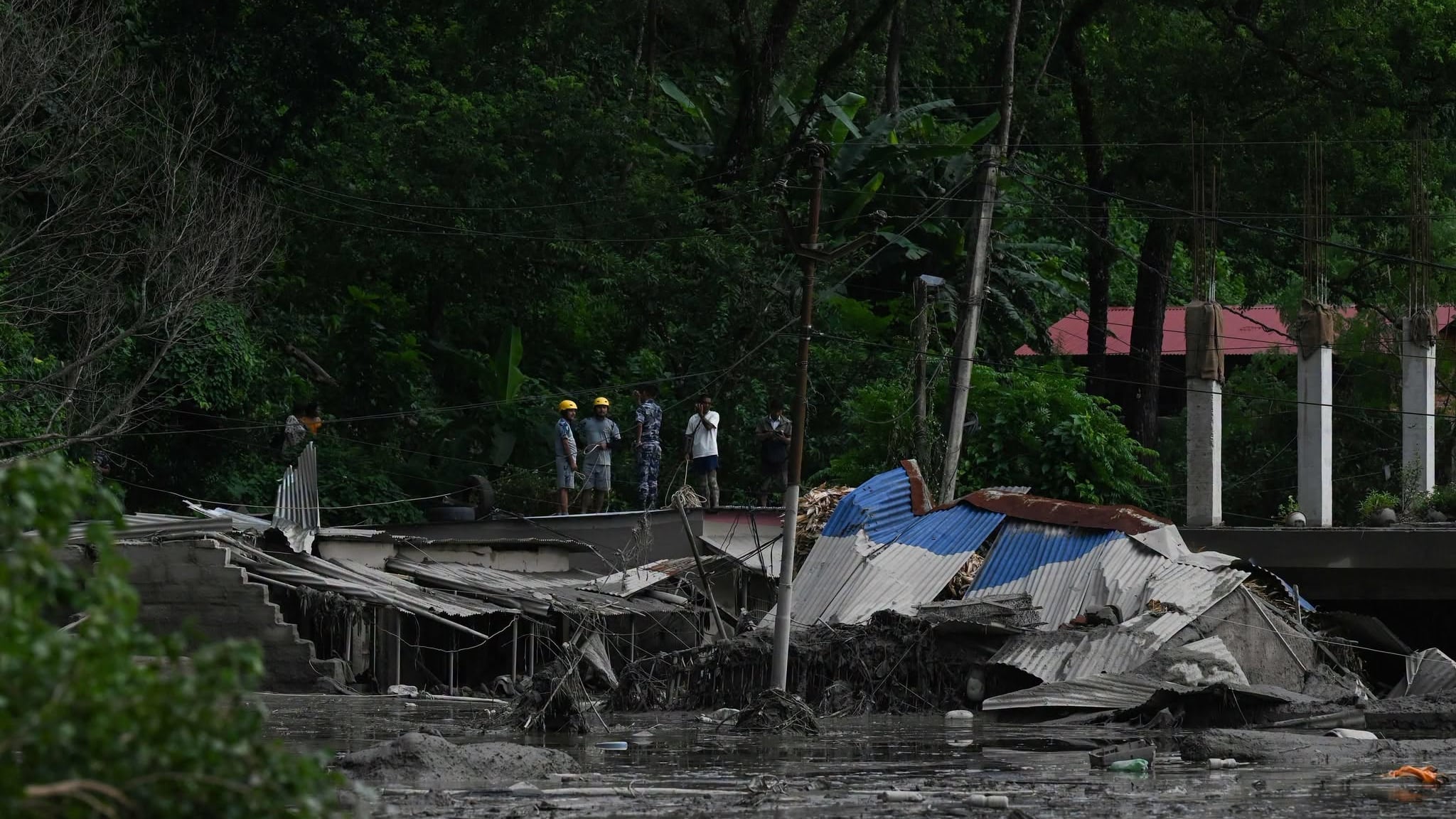 Riada en Nepal deja más de 390 muertos y 1,400 desaparecidos: aumenta la tragedia