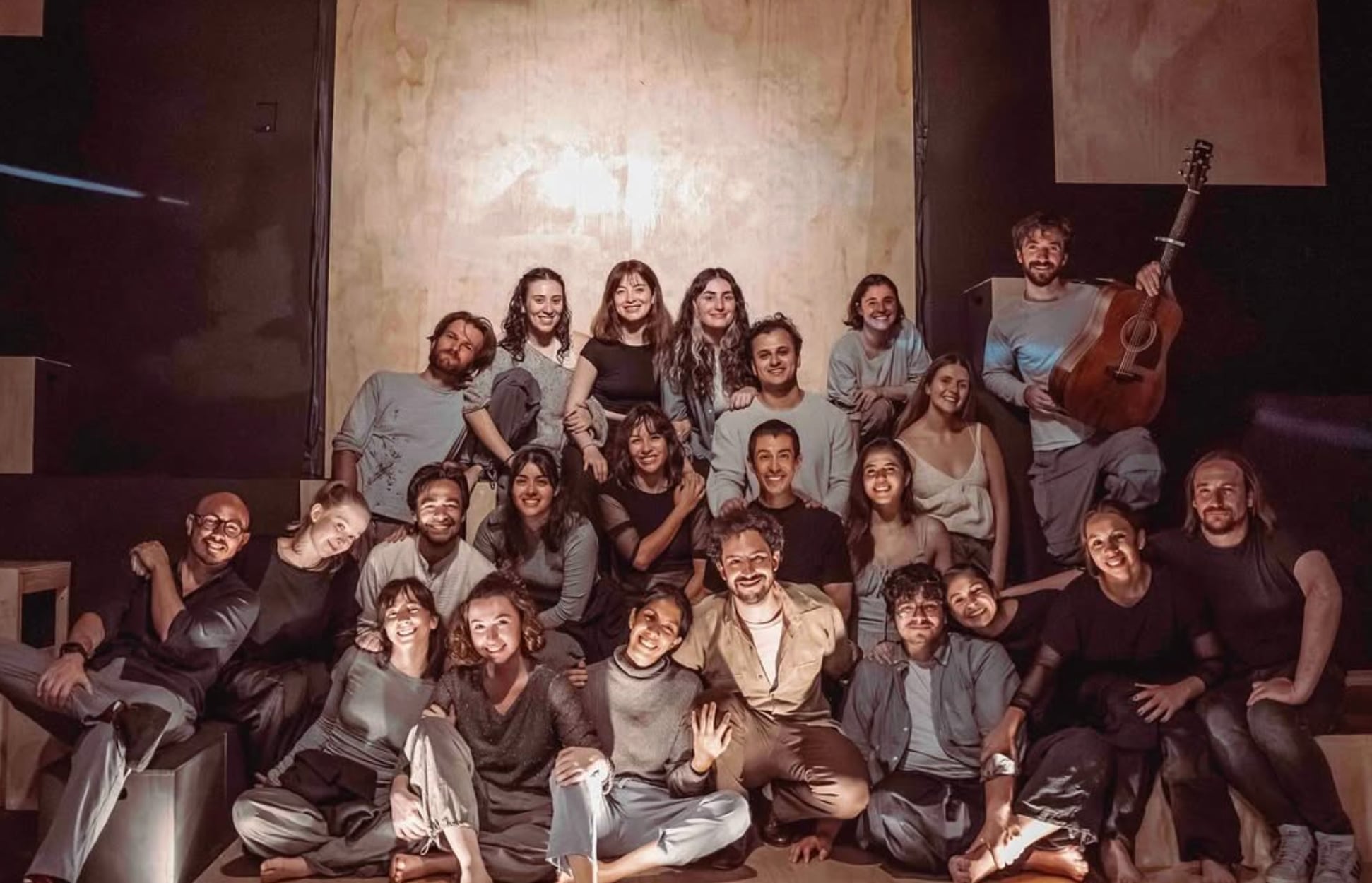 La quinta generación del Programa de Perfeccionamiento Actoral, quienes actúan bajo el nombre de Ruido Colectivo