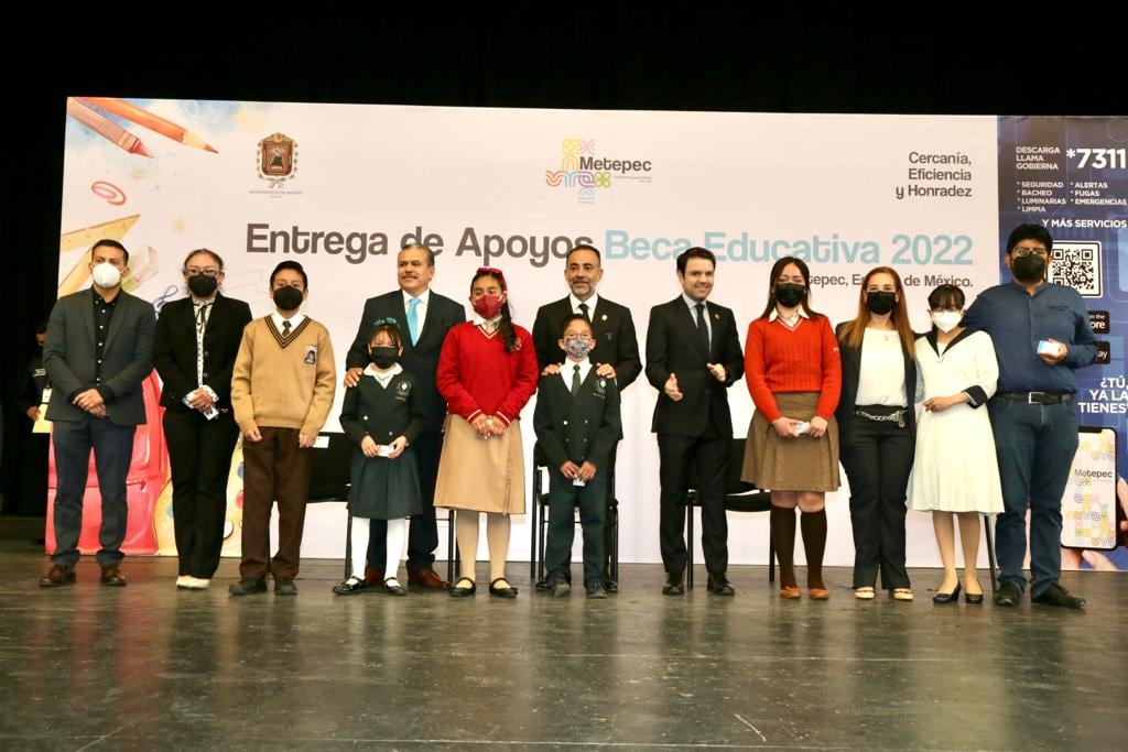 Fernando Flores entrega en Metepec becas para 3 mil 949 estudiantes