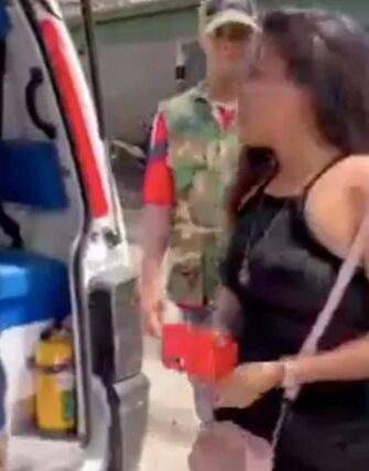 Le exige la clave del celular a su novio