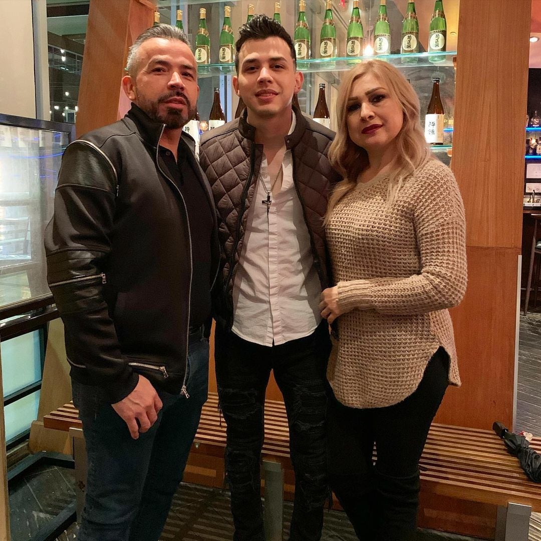 Carlos Parra, de Los Parras, con sus papás.