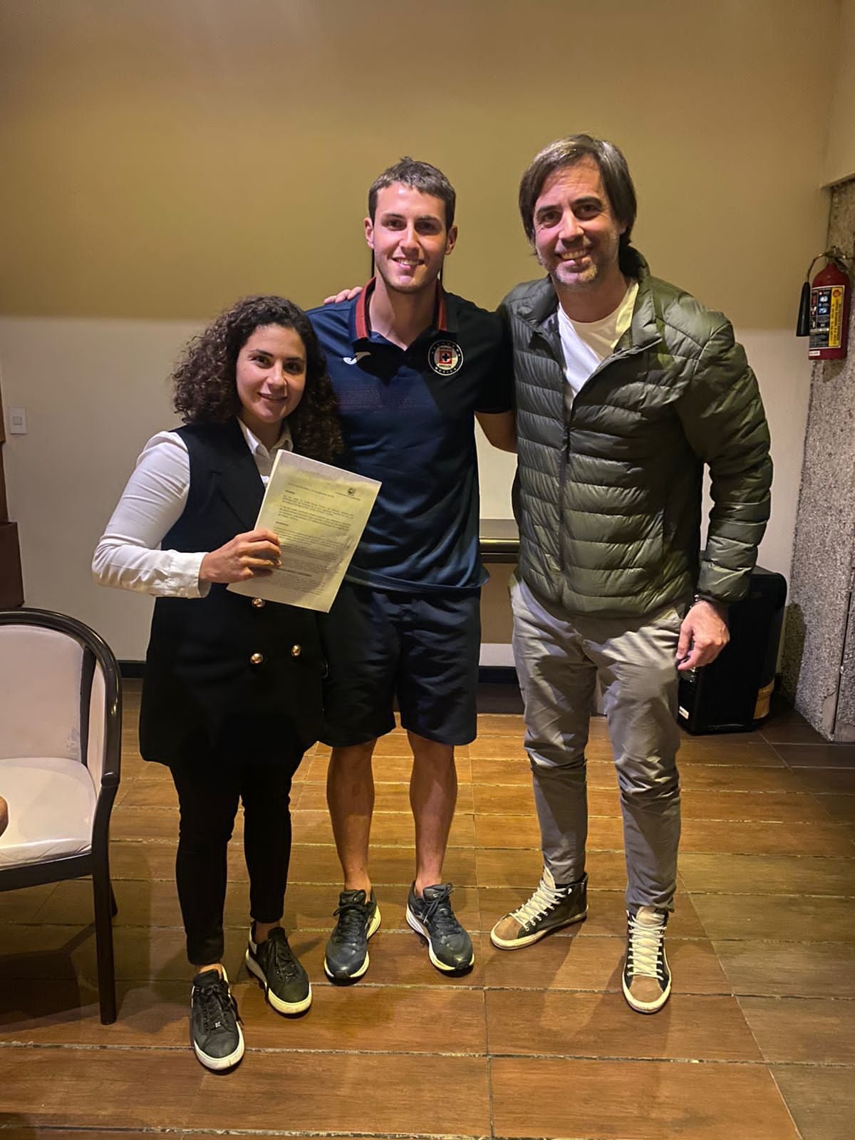 Firma de contrato de Santiago Giménez