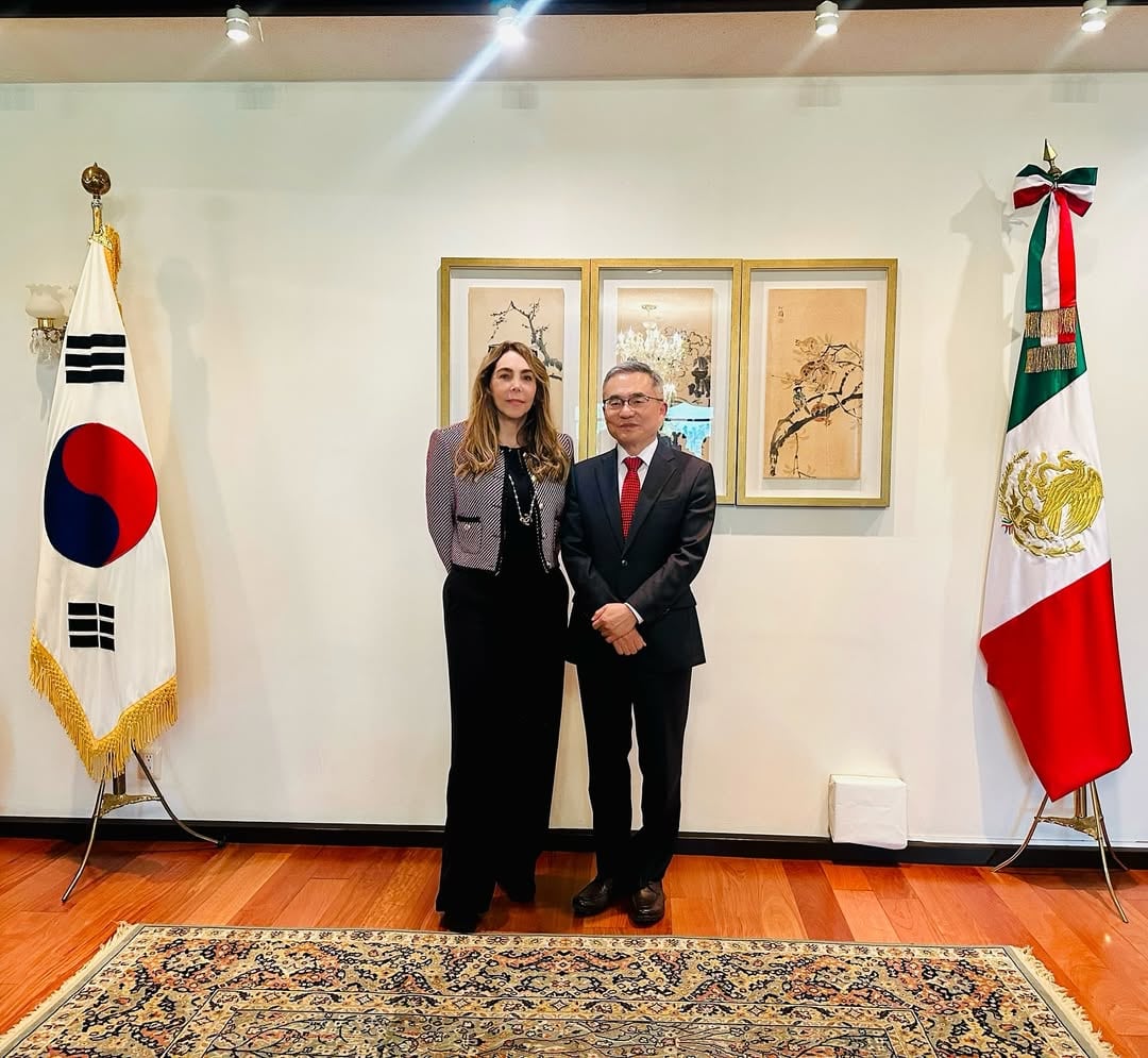 Belinda Schüll, mamá de Belinda, con el embajador de Corea del Sur.