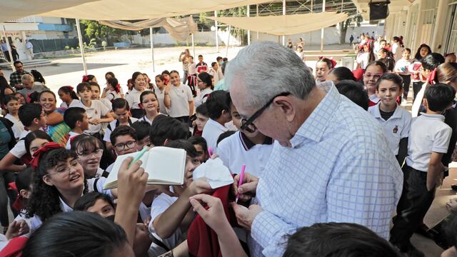 Rubén Rocha entrega lentes gratuitos a más de 41 mil niños
