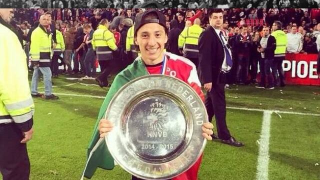 FOTO: Guardado presume el trofeo de campeón con PSV