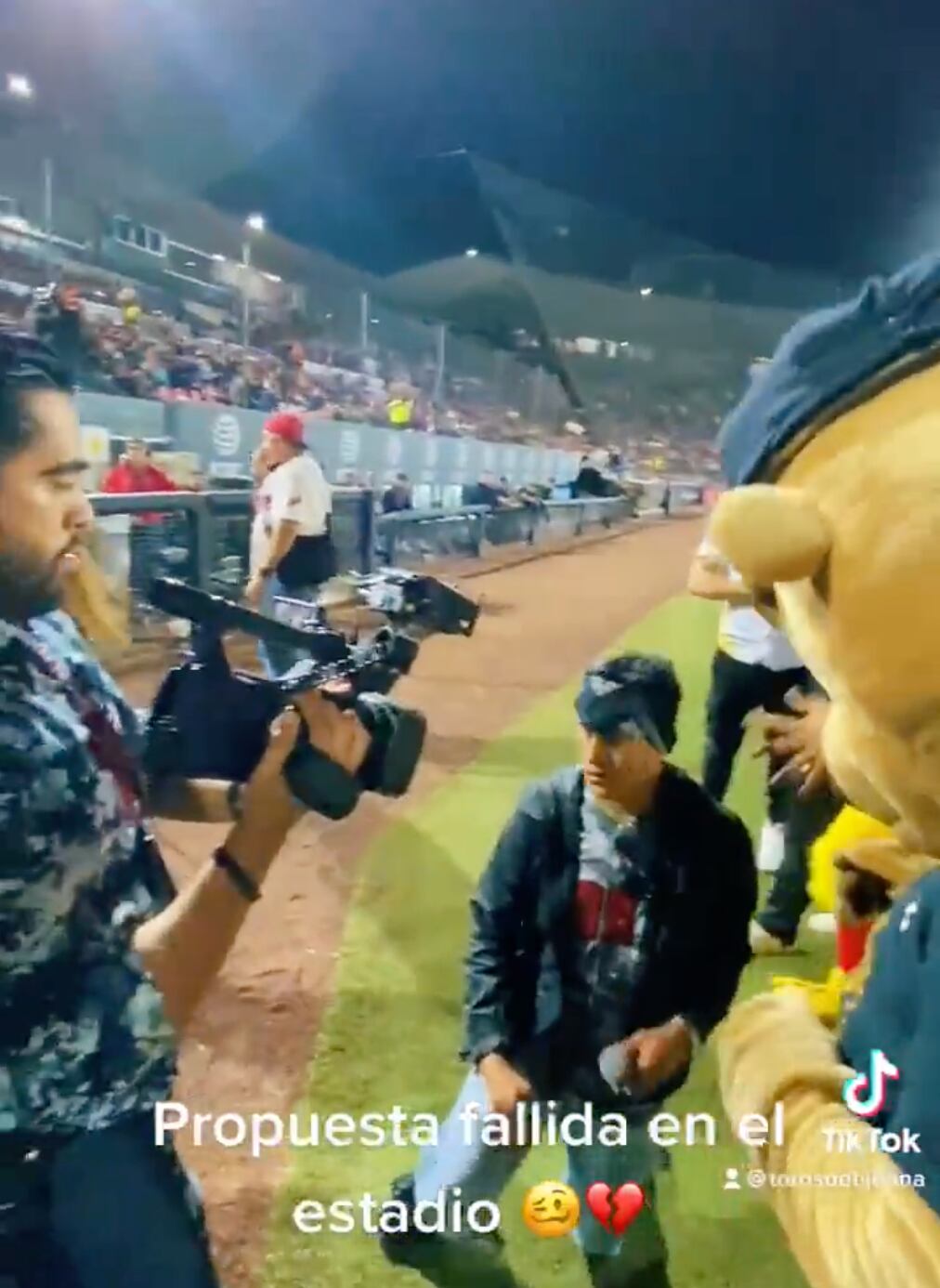 Propuesta de matrimonio en estadio de beisbol