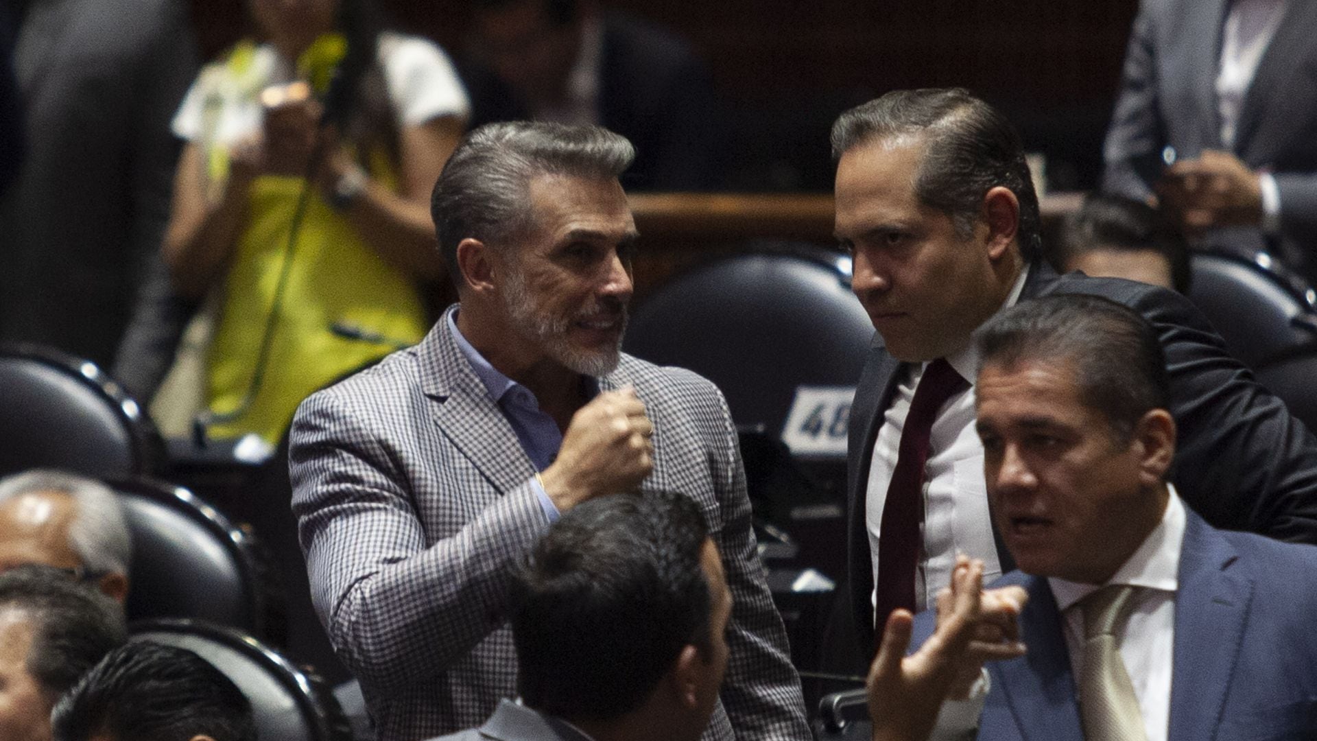 Ruido por la renuncia de Mayer… ¿y qué de la plaga de chapulines?