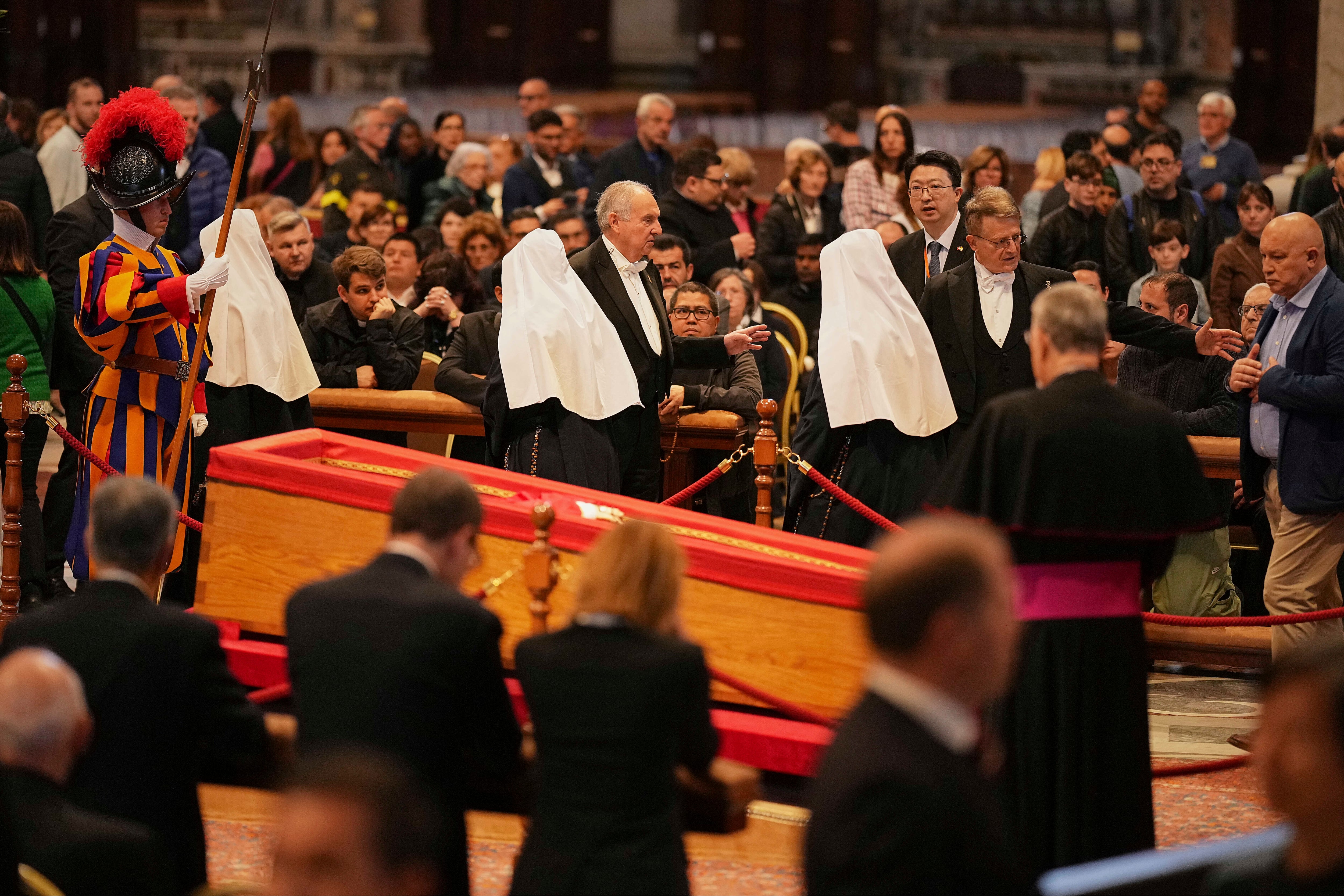 Miles de personas despidieron al Papa Francisco antes de su funeral.
