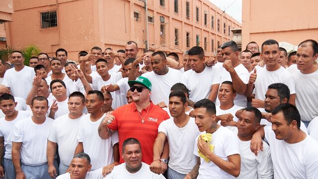 Andy Ruiz junto a los internos del Penal de Topo Chico