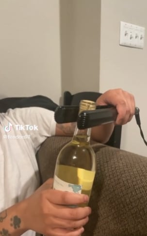 Destapa botella de vino con plancha de cabello