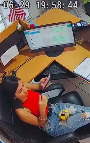 Instalan cámaras en su oficina y no le avisan; la cachan durmiendo