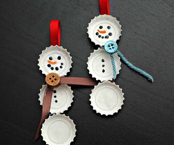 Muñecos de nieve hechos con corcholatas