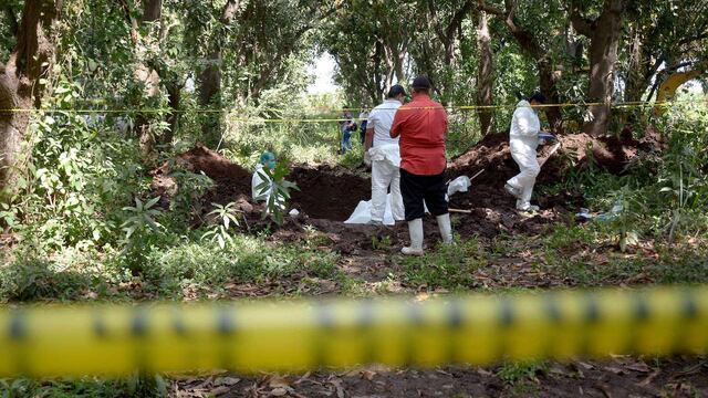 Familias de personas desaparecidas y autoridades en la localización de fosas clandestinas en Sinaloa.