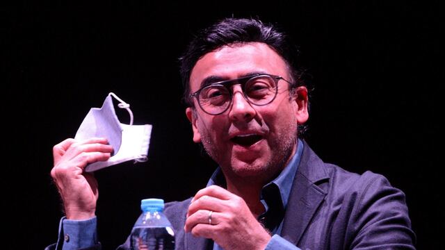 Adal Ramones, conductor.