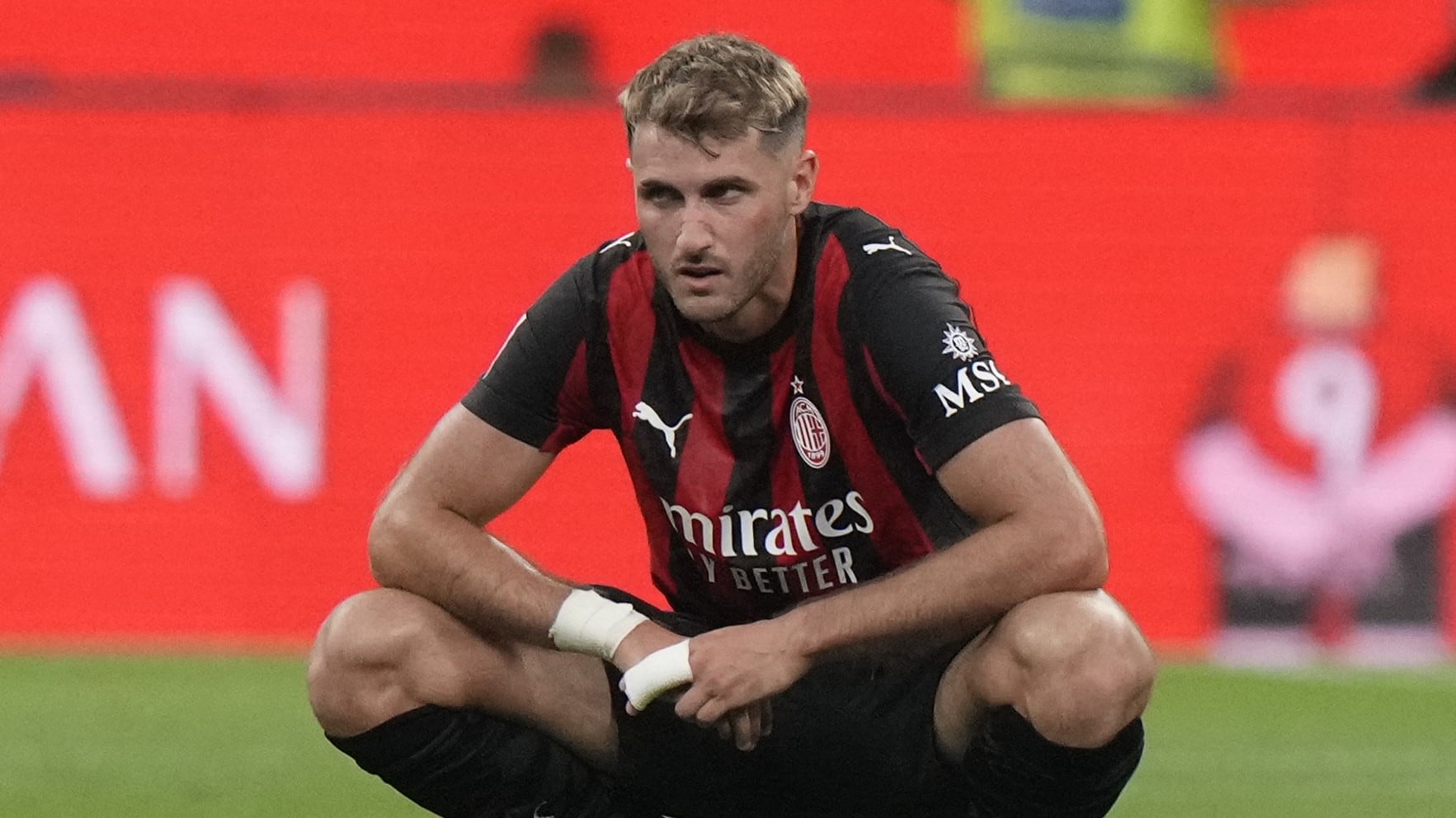 Peligra la permanencia de Santiago Giménez en el AC Milan; iría a un grande de Italia