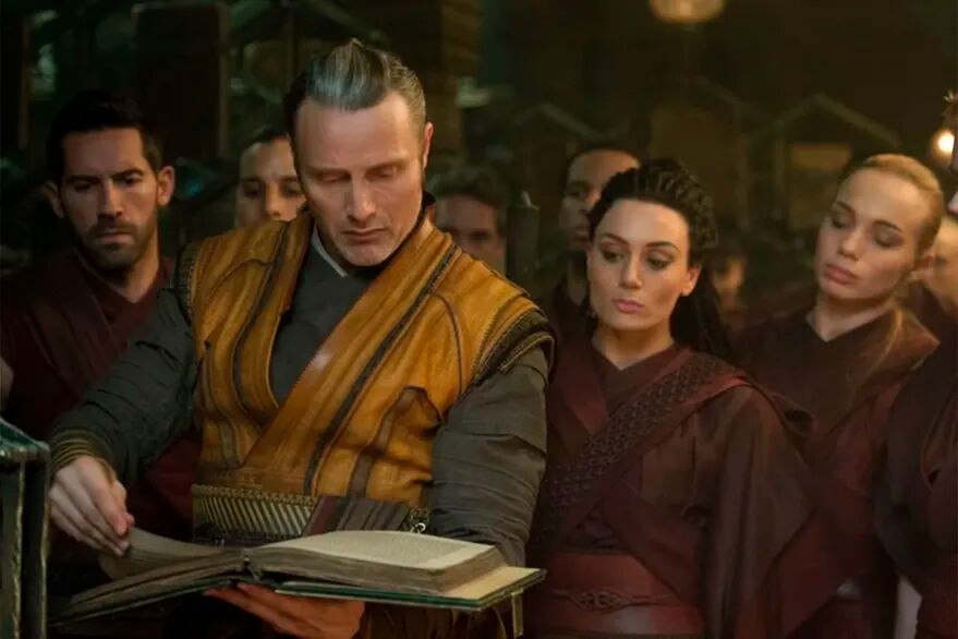Zara Phythian y Mads Mikkelsen en 'Doctor Strange'