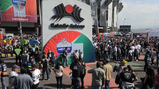 El Azteca previo a un juego de NFL.
