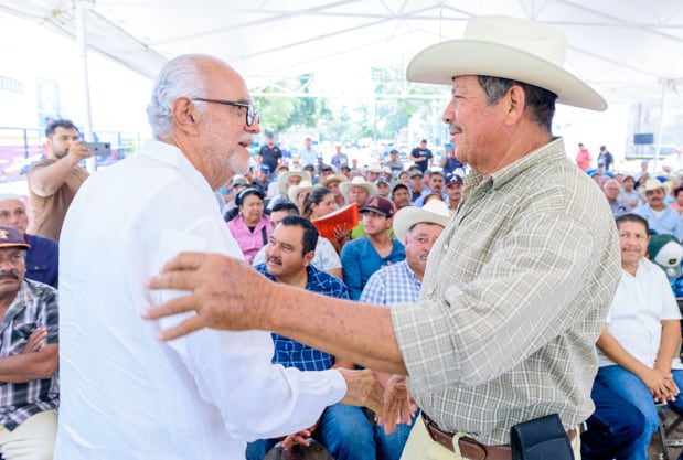 Miguel Ángel Navarro entrega apoyos a productores de frijol