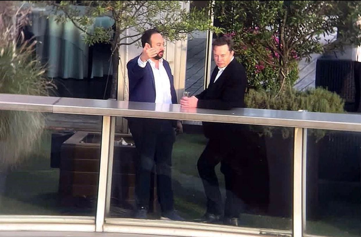 Elon Musk y Emmanuel Loo, subsecretario de inversión de la Secretaría de Economía de Nuevo León