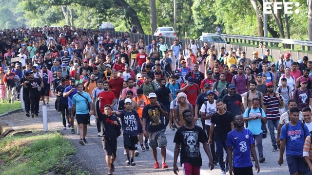 Caravana migrante sale de Tapachula, Chiapas; exigen seguridad y libre tránsito por México