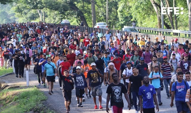 Caravana migrante sale de Tapachula, Chiapas; exigen seguridad y libre tránsito por México