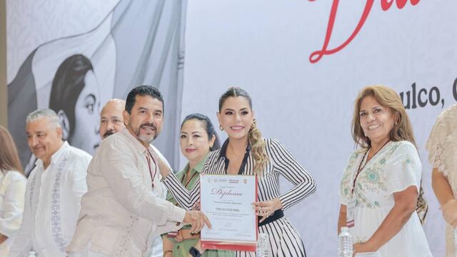 Evelyn Salgado reconoce a docentes en el Día del Maestro