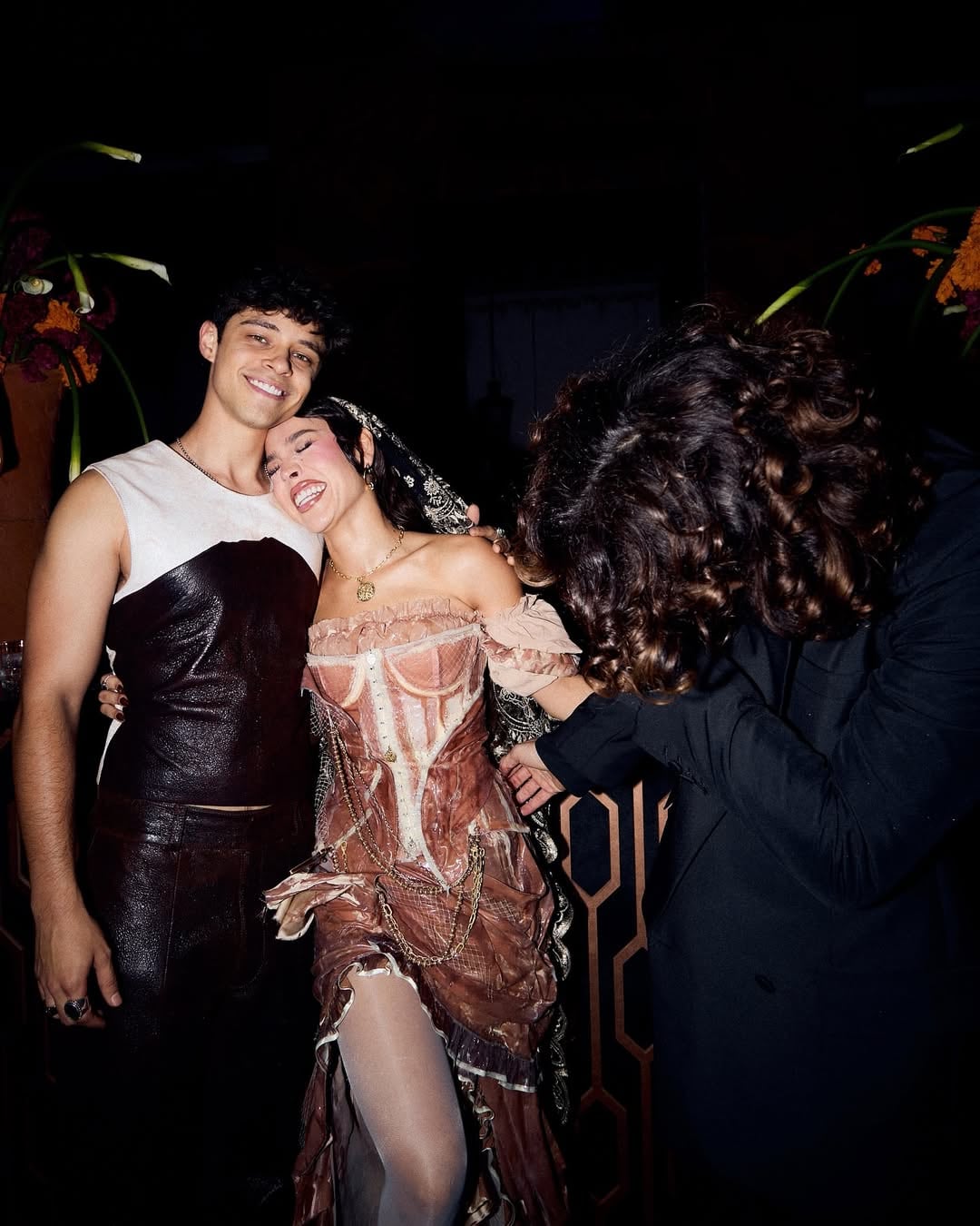 Danna Paola junto con Jorge López y Alex Hoyer