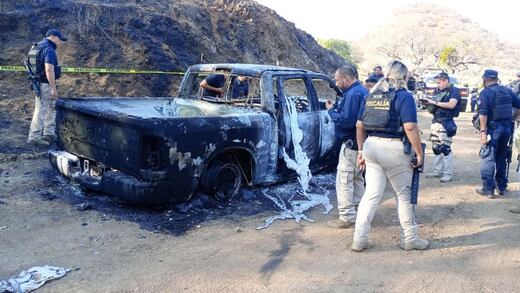 Encuentran camioneta calcinada de Rogelio Portillo en Tiquicheo, Michoacán