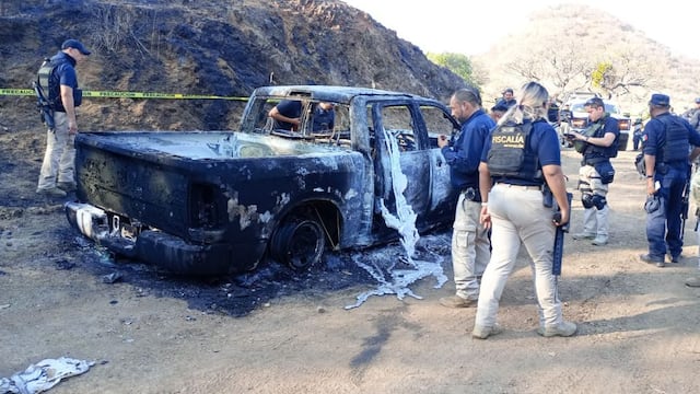Encuentran camioneta calcinada de Rogelio Portillo en Tiquicheo, Michoacán