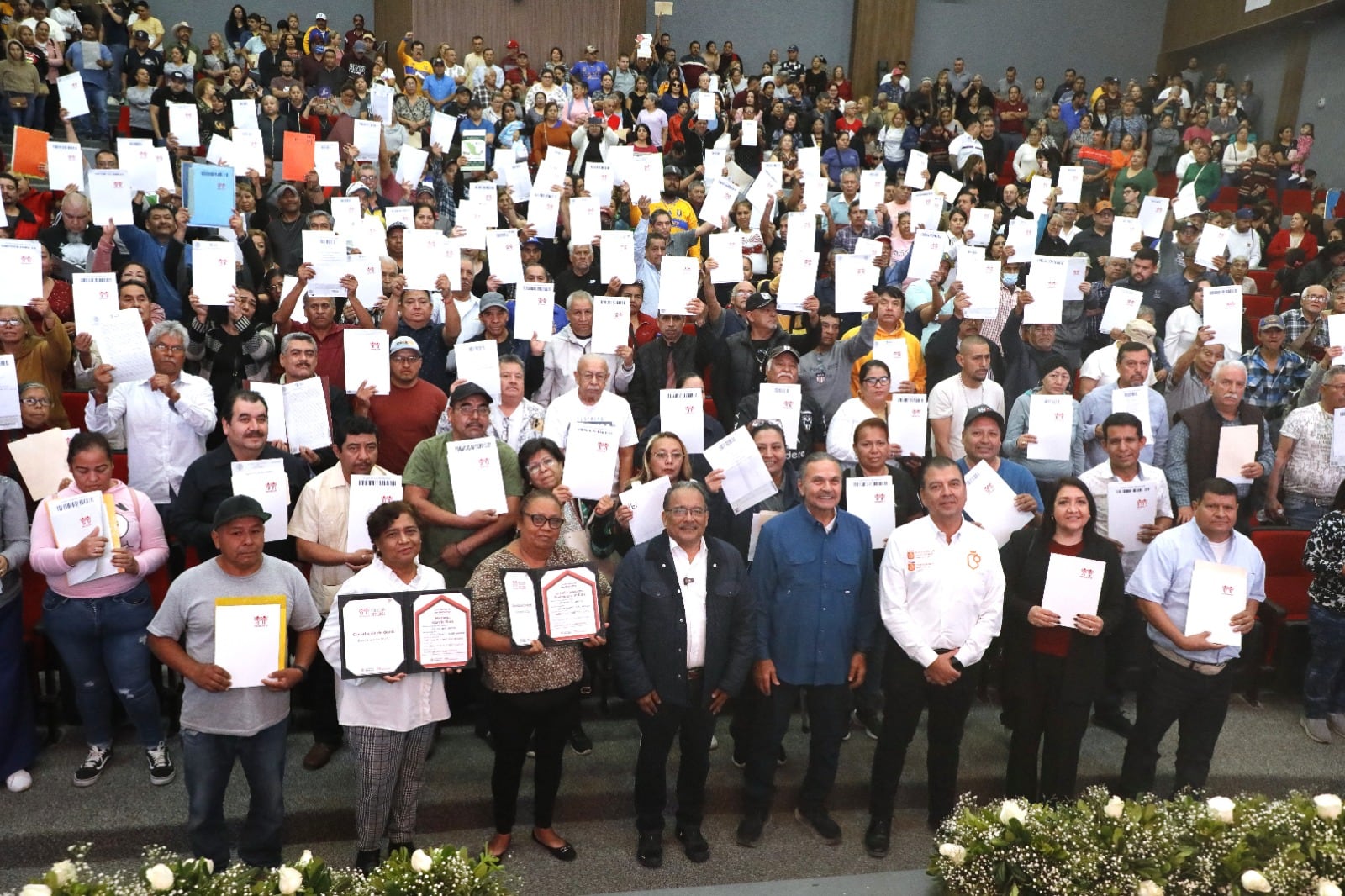 Escobedo entrega escrituras sin costo a familias de más de 40 colonias, fortaleciendo su patrimonio y su futuro