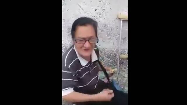 Anciana miente para pedir limosna.