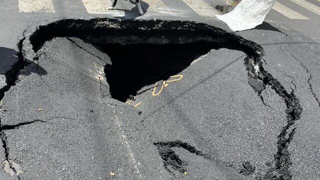 Socavón en Avenida Monterrey de la colonia Roma Norte