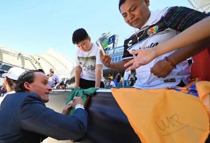 Mikel Arriola haciendo campaña/Foto: Hincha Pelotas